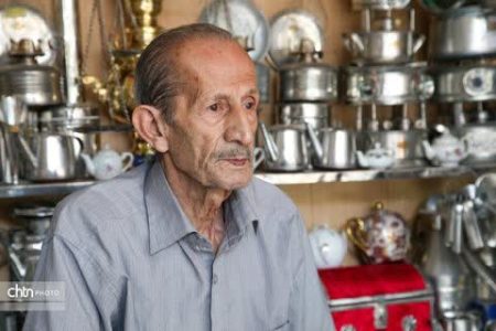 آخرین بازمانده هنر حلبی‌ساز همدان، استاد سید محمدباقر ضرابیان درگذشت 