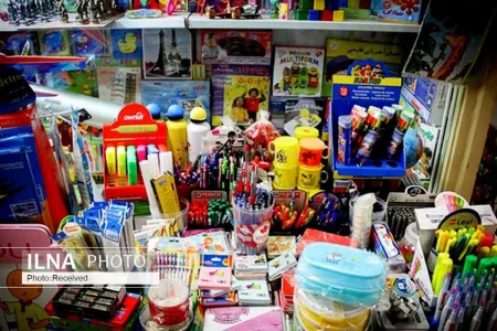 اهدای لوازم التحریر به ایتام و فرزندان محسنین همدانی توسط بانک ملت