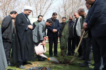 درختکاری استاندار همدان در روز طبیعت