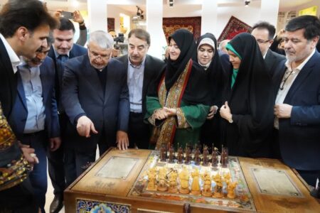 رونمایی از اثر فاخر و سازه صنایع‌دستی هنرمند تویسرکانی در غرفه استان همدان