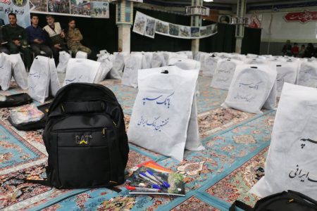 اهدای لوازم التحریر به ایتام و فرزندان محسنین همدانی توسط بانک سپه