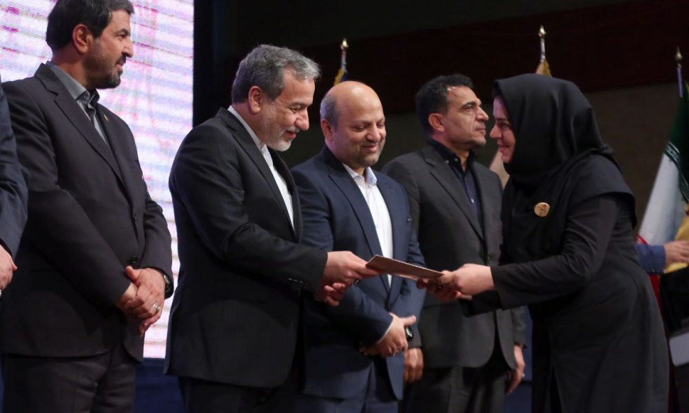 «تندیس‌ها در آغوش شهر کهن؛ / اختتامیه اصحاب قلم هگمتانه