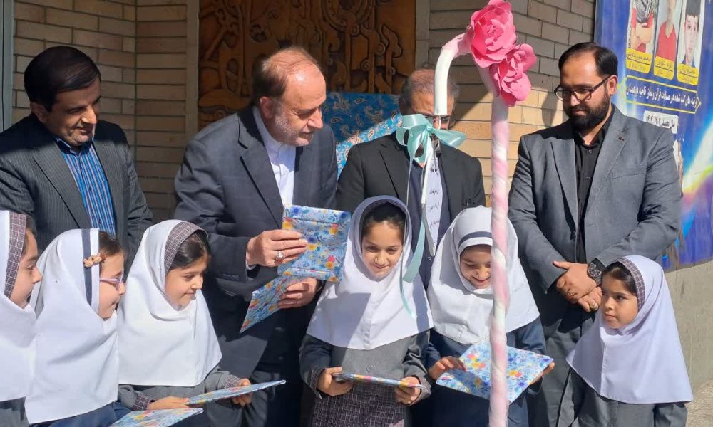 آغاز سی‌وسومین هفته کتاب در مراسم رونمایی از پوستر هفته کتاب با حضور عروسک یوز با نواخته شدن زنگ کتاب در مدرسه پویندگان دانش همدان