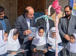 آغاز سی‌وسومین هفته کتاب در مراسم رونمایی از پوستر هفته کتاب با حضور عروسک یوز با نواخته شدن زنگ کتاب در مدرسه پویندگان دانش همدان