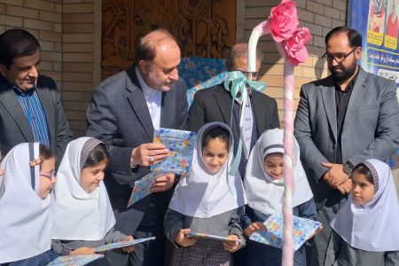 آغاز سیوسومین هفته کتاب در مراسم رونمایی از پوستر هفته کتاب با حضور عروسک یوز با نواخته شدن زنگ کتاب در مدرسه پویندگان دانش همدان آغاز سیوسومین هفته کتاب در مراسم رونمایی از پوستر هفته کتاب با حضور عروسک یوز با نواخته شدن زنگ کتاب در مدرسه پویندگان دانش همدان