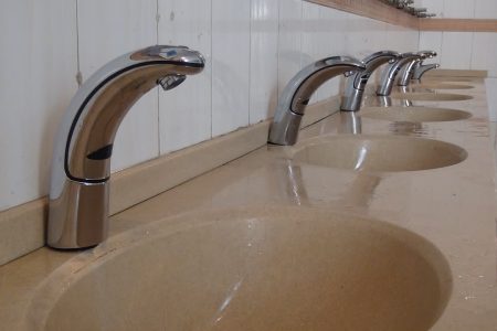 اهدای شیرآلات کاهنده مصرف آب به مدارس و ادارات همدان