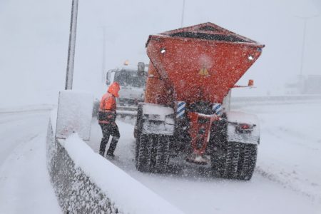 برف‌روبی و نمک‌پاشی بیش از ۲ هزار کیلومتر از محورهای استان همدان