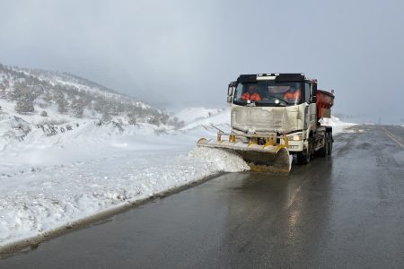 اجرای بیش از ۶۵۰۰ کیلومتر باند برف‌روبی در محورهای استان همدان طی ۴۸ ساعت گذشته