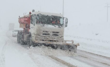 تمامی محورهای استان همدان باز است/ بارش برف در محورهای کوهستانی و گردنه‌ها ادامه دارد