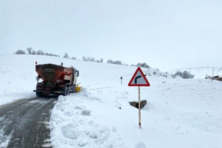 تلاش بی‌وقفه راهداران همدان / راه ۱۵۸ روستای همدان بازگشایی شد