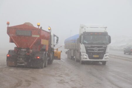 بارش برف همراه با مه‌گرفتگی شدید در گردنه‌های همدان / آغاز موج جدید بارش برف در شمال استان