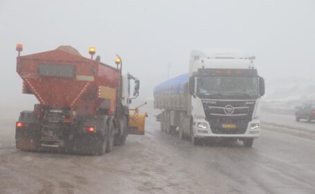 بارش برف همراه با مه‌گرفتگی شدید در گردنه‌های همدان / آغاز موج جدید بارش برف در شمال استان