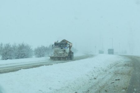 اجرای ۳ هزار کیلومتر-باند عملیات برف‌روبی در محورهای همدان