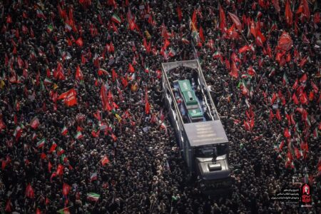 بدرقه‌ میلیونیِ پیکر امام شهید در قلب تهران